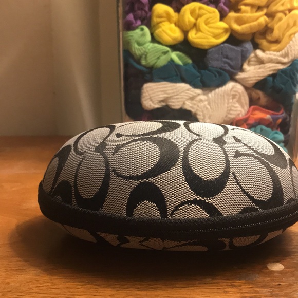 Coach White & Silver Coach Signature C sunglasses with Black signature C Case - Picture 9 of 15